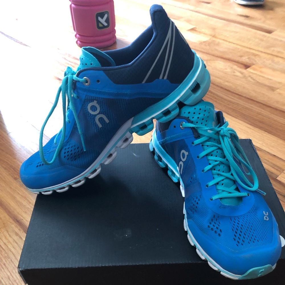 On cloud flow running shoes